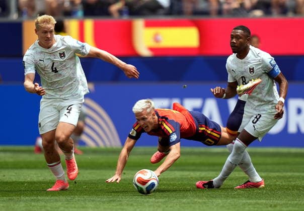 FIFA World Cup, WM, Weltmeisterschaft, Fussball 2026 - Round of 32 - Spain vs Austria (L-R) Xaver Schlager of Austria, Dani Olmo of Spain, David Alaba of Austria in action during the FIFA World Cup 2026 Round of 32 match Spain against Austria, in Los Angeles, USA, 02 July 2026. INGLEWOOD United States  Copyright: xSCOTTxSTRAZZANTEx