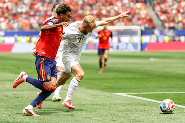 SOCCER - FIFA World Cup, WM, Weltmeisterschaft, Fussball 2026 INGLEWOOD,CALIFORNIA,USA,02.JUL.26 - SOCCER - FIFA World Cup, round of 32, Spain vs Austria. Image shows Lamine Yamal (ESP) and Konrad Laimer (AUT).  GEPAxpictures xArminxRauthner