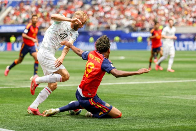 SOCCER - FIFA World Cup, WM, Weltmeisterschaft, Fussball 2026 INGLEWOOD,CALIFORNIA,USA,02.JUL.26 - SOCCER - FIFA World Cup, round of 32, Spain vs Austria. Image shows Konrad Laimer (AUT) and Lamine Yamal (ESP).  GEPAxpictures xArminxRauthner
