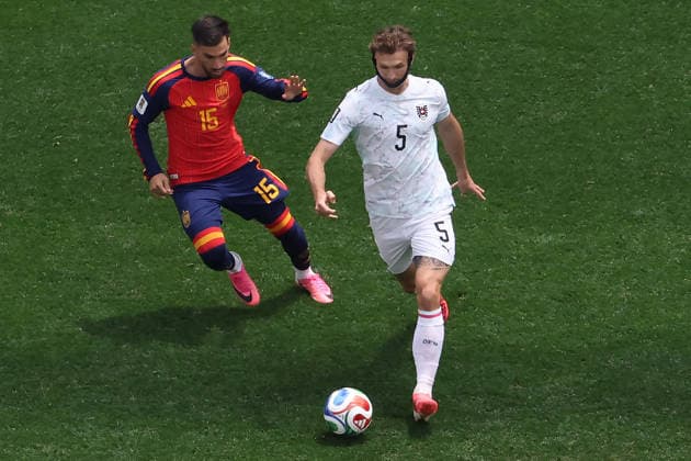 Alex Baena (L) of Spain vies for the ball with Jordan Bos of Austria during the FIFA World Cup, WM, Weltmeisterschaft, Fussball 2026 Round of 32 match Spain against Austria, in Los Angeles, United States, 02 July 2026. FIFA World Cup 2026 - Round of 32 - Spain vs Austria !ACHTUNG: NUR REDAKTIONELLE NUTZUNG!  Copyright: xDavidxTorox AME6711 20260702-55020781019_1
