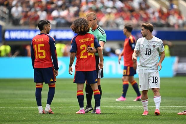 Spain v Austria - FIFA World Cup, WM, Weltmeisterschaft, Fussball 2026 - Round of 32 LOS ANGELES, CALIFORNIA - JULY 2: Referee Glenn Nyberg talks with Marc Cucurella (24) of Spain during the 2026 FIFA World Cup Round of 32 match between Spain and Austria at the Los Angeles Stadium (SoFi Stadium) in Inglewood, California, United States on July 2, 2026. Tayfun Coskun Anadolu California United States. Editorial use only. Please get in touch for any other usage.  Copyright: x2026xAnadoluxTayfunxCoskunx