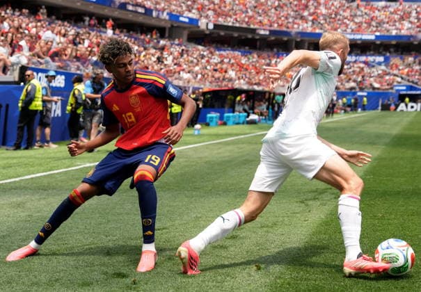 FIFA World Cup, WM, Weltmeisterschaft, Fussball 2026 - Round of 32 - Spain vs Austria Lamine Yamal of Spain (L) and Konrad Laimer of Austria in action during the FIFA World Cup 2026 Round of 32 match Spain against Austria, in Los Angeles, USA, 02 July 2026. INGLEWOOD United States  Copyright: xSCOTTxSTRAZZANTEx
