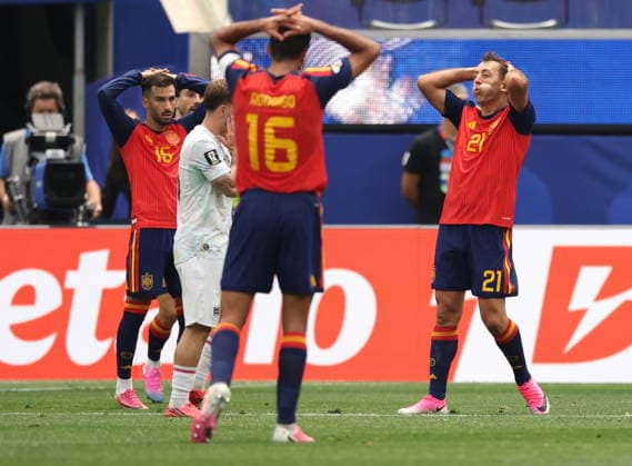 RECORD DATE NOT STATED FIFA World Cup, WM, Weltmeisterschaft, Fussball 2026 - Round of 32 - Spain vs Austria Mikel Oyarzabal of Spain (R) and teammates react during the FIFA World Cup 2026 Round of 32 match Spain against Austria, in Los Angeles, USA, 02 July 2026. INGLEWOOD United States  Copyright: xCHRISTOPHERxTORRESx