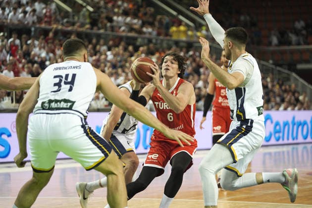Bosnia and Herzegovina v Turkiye - FIBA Basketball World Cup 2027 European Qualifiers ZENICA, BOSNIA AND HERZEGOVINA - JULY 2: Cedi Osman (6) of Turkiye in action against Kenan Kamenjas (34) of Bosnia and Herzegovina during the FIBA Basketball World Cup 2027 first round match between Bosnia and Herzegovina and Turkiye at Husejin Smajlovic Hall in Zenica, Bosnia and Herzegovina, on July 2, 2026. Samir Jordamovic Anadolu Zenica Bosnia and Herzegovina. Editorial use only. Please get in touch for any other usage.  Copyright: x2026xAnadoluxSamirxJordamovicx