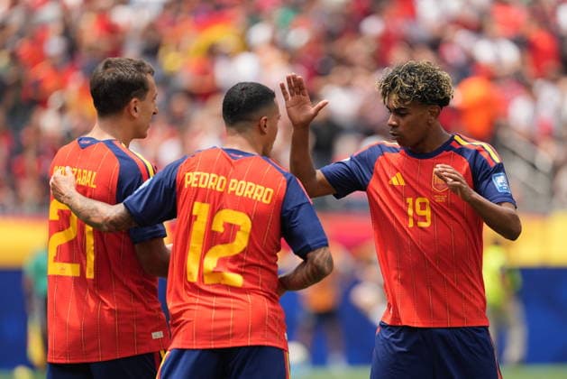 Spain v Austria - FIFA World Cup, WM, Weltmeisterschaft, Fussball 2026 - Round of 32 LOS ANGELES, CALIFORNIA - JULY 2: Mikel Oyarzabal (21) of Spain celebrates with Lamine Yamal after scoring a goal during the 2026 FIFA World Cup Round of 32 match between Spain and Austria at the Los Angeles Stadium (SoFi Stadium) in Inglewood, California, United States on July 2, 2026. Tayfun Coskun Anadolu California United States. Editorial use only. Please get in touch for any other usage.  Copyright: x2026xAnadoluxTayfunxCoskunx
