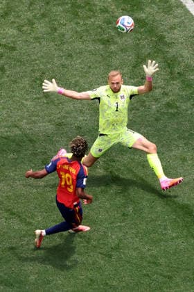 Lamine Yamal (L) of Spain vies for the ball with Alexander Schlager of Austria during the FIFA World Cup, WM, Weltmeisterschaft, Fussball 2026 Round of 32 match Spain against Austria, in Los Angeles, United States, 02 July 2026. FIFA World Cup 2026 - Round of 32 - Spain vs Austria !ACHTUNG: NUR REDAKTIONELLE NUTZUNG!  Copyright: xDavidxTorox AME6723 20260702-55020781396_1