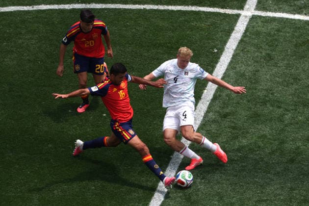 Rodri Hernández (L) of Spain vies for the ball with Xaver Schlager of Austria during the FIFA World Cup, WM, Weltmeisterschaft, Fussball 2026 Round of 32 match Spain against Austria, in Los Angeles, United States, 02 July 2026. FIFA World Cup 2026 - Round of 32 - Spain vs Austria !ACHTUNG: NUR REDAKTIONELLE NUTZUNG!  Copyright: xDavidxTorox AME6720 20260702-55020781426_1