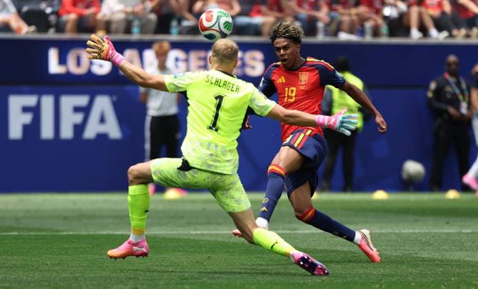 . - Spain v Austria, FIFA World Cup, WM, Weltmeisterschaft, Fussball 2026, Round Of 32, Los Angeles Stadium, Los Angeles, USA, 2nd July 2026. DC Photos Crystal Pix Lamine Yamal of Spain national team, Nationalteam takes the ball past Alexander Schlager of Austria national team. - Spain v Austria, FIFA World Cup 2026, Round Of 32, Los Angeles Stadium, Los Angeles, USA, 2nd July 2026. DC Photos Crystal Pix Los Angeles Los Angeles Stadium United States Of America Copyright: xDCxPhotosx CP_Spain_Austria_020726_DC_06