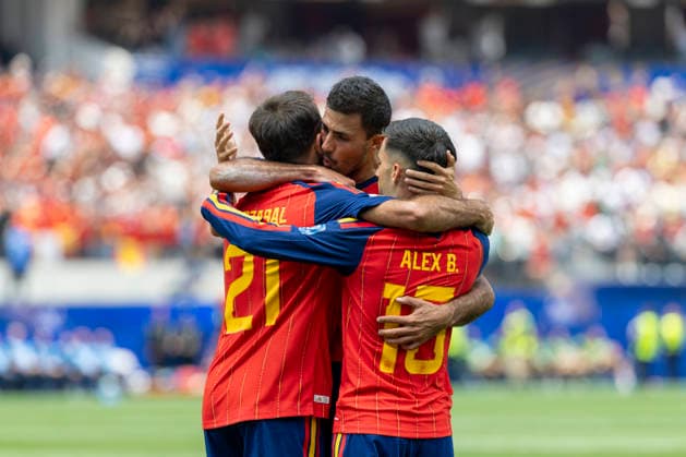 July 2, 2026, Los Angeles, California, USA: Spain players celebrate after Mikel Oyarzabal (21) scoring against Austria during the FIFA World Cup, WM, Weltmeisterschaft, Fussball Round of 32 soccer match at SoFi Stadium in Inglewood, Calif., Thursday, July 2, 2026. Los Angeles USA - ZUMAc68_ 20260702_zaf_c68_031 Copyright: xRingoxChiux