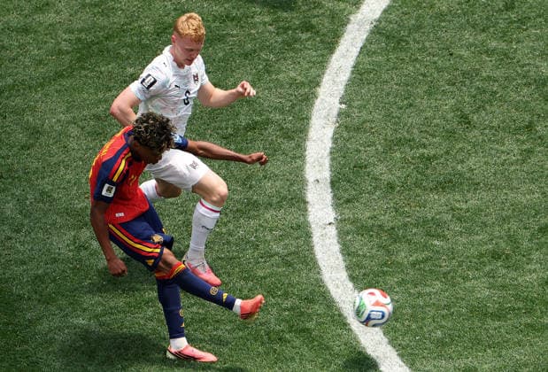 (260703) -- LOS ANGELES, July 3, 2026 -- Lamine Yamal (down) of Spain competes during the round of 32 match between Spain and Austria at the 2026 FIFA World Cup, WM, Weltmeisterschaft, Fussball at Los Angeles Stadium in Los Angeles, the United States, July 2, 2026. ) (SP)U.S.-LOS ANGELES-FOOTBALL-FIFA WORLD CUP-ROUND OF 32-ESP VS AUT LixYing 