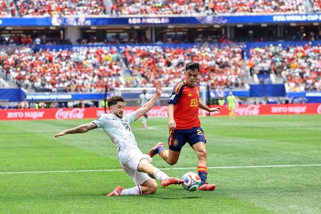 Pedri of Spain is tackled by Dejan Ljubicic of Austria Spain v Austria, 2026 FIFA World Cup, WM, Weltmeisterschaft, Fussball ROund of 32, Football, Los Angeles Stadium, California, USA - 02 Jul 2026Los Angeles Los Angeles Stadium California (CA) United States of America  Copyright: xMichaelxZemanek Shutterstockx 16974406ay