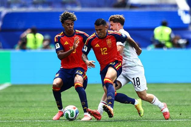 Pedro Porro of Spain under pressure from Romano Schmid of Austria Spain v Austria, 2026 FIFA World Cup, WM, Weltmeisterschaft, Fussball ROund of 32, Football, Los Angeles Stadium, California, USA - 02 Jul 2026Los Angeles Los Angeles Stadium California (CA) United States of America  Copyright: xMichaelxZemanek Shutterstockx 16974406aw