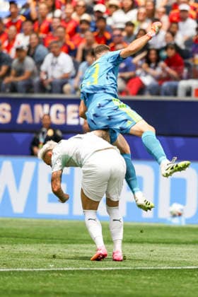 SOCCER - FIFA World Cup, WM, Weltmeisterschaft, Fussball 2026 INGLEWOOD,CALIFORNIA,USA,02.JUL.26 - SOCCER - FIFA World Cup, round of 32, Spain vs Austria. Image shows Marko Arnautovic (AUT) and Unai Simon (ESP).  GEPAxpictures xArminxRauthner