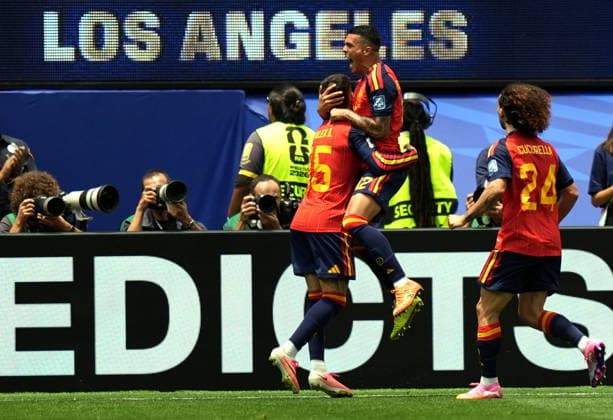FIFA World Cup, WM, Weltmeisterschaft, Fussball 2026 - Round of 32 - Spain vs Austria Pedro Porro of Spain (C) celebrates with teammates after scoring the 2-0 during the FIFA World Cup 2026 Round of 32 match Spain against Austria, in Los Angeles, USA, 02 July 2026. INGLEWOOD United States  Copyright: xSCOTTxSTRAZZANTEx