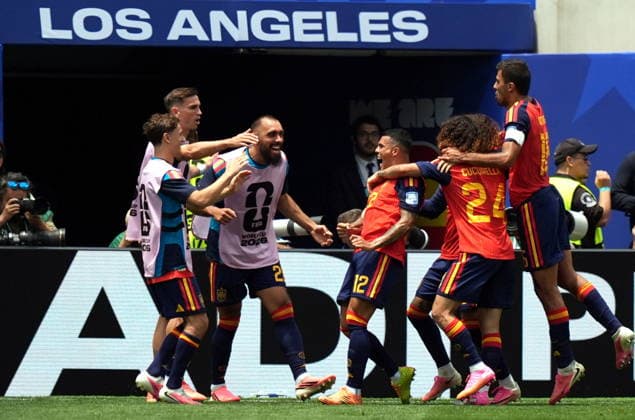 FIFA World Cup, WM, Weltmeisterschaft, Fussball 2026 - Round of 32 - Spain vs Austria Pedro Porro of Spain (C) celebrates with teammates after scoring the 2-0 during the FIFA World Cup 2026 Round of 32 match Spain against Austria, in Los Angeles, USA, 02 July 2026. INGLEWOOD United States  Copyright: xSCOTTxSTRAZZANTEx