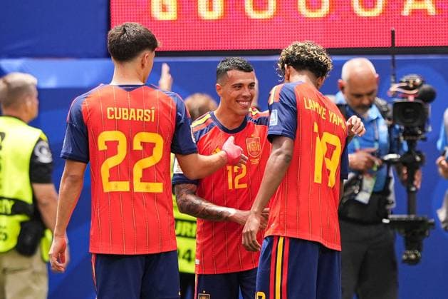 Pedro Porro of Spain celebrates scoring the goal for their side with their teammates to make it 2-0 Spain v Austria, 2026 FIFA World Cup, WM, Weltmeisterschaft, Fussball ROund of 32, Football, Los Angeles Stadium, California, USA - 02 Jul 2026Los Angeles Los Angeles Stadium California (CA) United States of America  Copyright: xIsmaelxAdnan Shutterstockx 16974404z