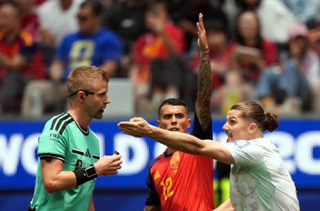 FIFA World Cup, WM, Weltmeisterschaft, Fussball 2026 - Round of 32 - Spain vs Austria (L-R) Referee Glenn Nyberg of Sweden, Pedro Porro of Spain and Marcel Sabitzer of Austria react during the FIFA World Cup 2026 Round of 32 match Spain against Austria, in Los Angeles, USA, 02 July 2026. INGLEWOOD United States  Copyright: xSCOTTxSTRAZZANTEx