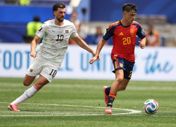 RECORD DATE NOT STATED FIFA World Cup, WM, Weltmeisterschaft, Fussball 2026 - Round of 32 - Spain vs Austria Pedri of Spain (R) and Florian Grillitsch of Austria in action during the FIFA World Cup 2026 Round of 32 match Spain against Austria, in Los Angeles, USA, 02 July 2026. INGLEWOOD United States  Copyright: xCHRISTOPHERxTORRESx