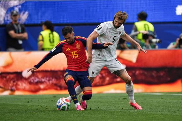 Alex Baena of Spain (L) battles with Stefan Posch of Austria (R) Spain v Austria, 2026 FIFA World Cup, WM, Weltmeisterschaft, Fussball ROund of 32, Football, Los Angeles Stadium, California, USA - 02 Jul 2026Los Angeles Los Angeles Stadium California (CA) United States of America  Copyright: xIsmaelxAdnan Shutterstockx 16974404ba