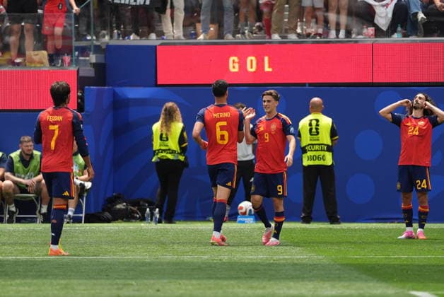 Spain v Austria - FIFA World Cup, WM, Weltmeisterschaft, Fussball 2026 - Round of 32 LOS ANGELES, CALIFORNIA - JULY 2: Mikel Oyarzabal (21) of Spain celebrates with teammates after scoring a goal during the 2026 FIFA World Cup Round of 32 match between Spain and Austria at the Los Angeles Stadium (SoFi Stadium) in Inglewood, California, United States on July 2, 2026. Tayfun Coskun Anadolu California United States. Editorial use only. Please get in touch for any other usage.  Copyright: x2026xAnadoluxTayfunxCoskunx