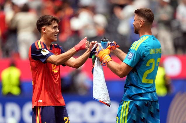 FIFA World Cup, WM, Weltmeisterschaft, Fussball 2026 - Round of 32 - Spain vs Austria Goalkeeper Unai Simon of Spain (R) and Pau Cubarsi of Spain celebrate winning the FIFA World Cup 2026 Round of 32 match Spain against Austria, in Los Angeles, USA, 02 July 2026. INGLEWOOD United States  Copyright: xSCOTTxSTRAZZANTEx