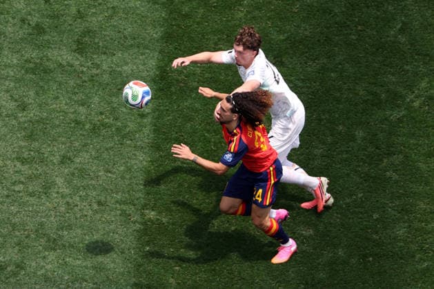Marc Cucurella (L) of Spain vies for the ball with Michael Svoboda of Austria during the FIFA World Cup, WM, Weltmeisterschaft, Fussball 2026 Round of 32 match Spain against Austria, in Los Angeles, United States, 02 July 2026. FIFA World Cup 2026 - Round of 32 - Spain vs Austria !ACHTUNG: NUR REDAKTIONELLE NUTZUNG!  Copyright: xDavidxTorox AME6756 20260702-55020782030_1