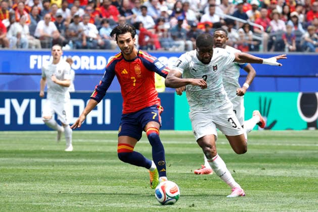Ferran Torres (L) of Spain vies for the ball with Kevin Danso of Austria during the FIFA World Cup, WM, Weltmeisterschaft, Fussball 2026 Round of 32 match Spain against Austria, in Los Angeles, United States, 02 July 2026. FIFA World Cup 2026 - Round of 32 - Spain vs Austria !ACHTUNG: NUR REDAKTIONELLE NUTZUNG!  Copyright: xLavandeiraxJrx AMDEP7859 20260702-55020782050_1