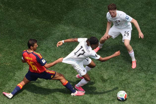 Rodri Hernandez (L) of Spain vies for the ball with Carney Chukwuemeka (C) of Austria during the FIFA World Cup, WM, Weltmeisterschaft, Fussball 2026 Round of 32 match Spain against Austria, in Los Angeles, United States, 02 July 2026. FIFA World Cup 2026 - Round of 32 - Spain vs Austria !ACHTUNG: NUR REDAKTIONELLE NUTZUNG!  Copyright: xDavidxTorox AME6779 20260702-55020782067_1