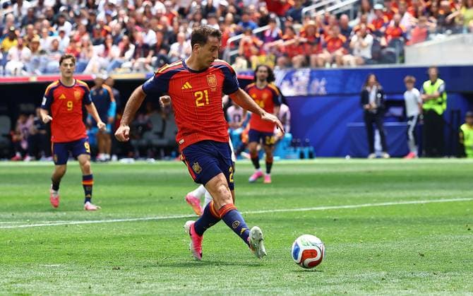 Mikel Oyarzabal of Spain scores his sides third goal Spain v Austria, 2026 FIFA World Cup, WM, Weltmeisterschaft, Fussball ROund of 32, Football, Los Angeles Stadium, California, USA - 02 Jul 2026Los Angeles Los Angeles Stadium California (CA) United States of America  Copyright: xMichaelxZemanek Shutterstockx 16974406bz