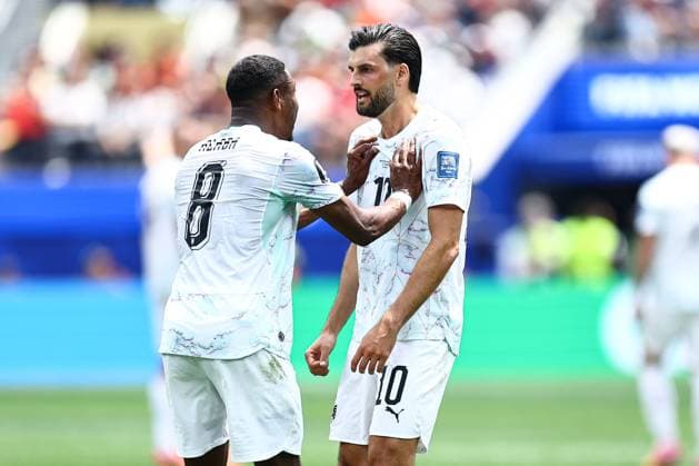 David Alaba of Austria and Florian Grillitsch of Austria show a look of dejection Spain v Austria, 2026 FIFA World Cup, WM, Weltmeisterschaft, Fussball ROund of 32, Football, Los Angeles Stadium, California, USA - 02 Jul 2026Los Angeles Los Angeles Stadium California (CA) United States of America  Copyright: xMichaelxZemanek Shutterstockx 16974406bw