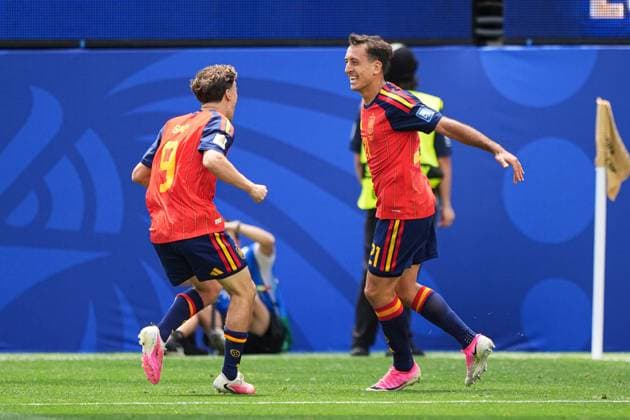 Mikel Oyarzabal of Spain celebrates scoring the goal for their side with their teammates to make it 3-0 Spain v Austria, 2026 FIFA World Cup, WM, Weltmeisterschaft, Fussball ROund of 32, Football, Los Angeles Stadium, California, USA - 02 Jul 2026Los Angeles Los Angeles Stadium California (CA) United States of America  Copyright: xIsmaelxAdnan Shutterstockx 16974404bj