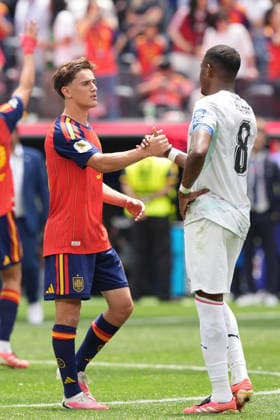 Gavi (L) of Spain greets David Alaba of Austria at the end of the FIFA World Cup, WM, Weltmeisterschaft, Fussball 2026 Round of 32 match Spain against Austria, in Los Angeles, United States, 02 July 2026. FIFA World Cup 2026 - Round of 32 - Spain vs Austria !ACHTUNG: NUR REDAKTIONELLE NUTZUNG!  Copyright: xOmarxAlonsox GR4106 20260702-55020782186_1