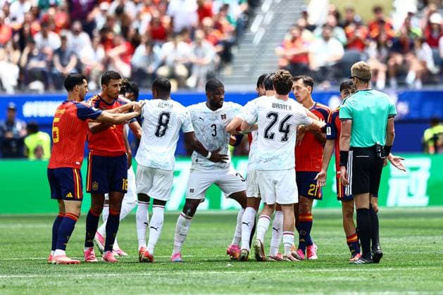 Austria and Spain players clash Spain v Austria, 2026 FIFA World Cup, WM, Weltmeisterschaft, Fussball ROund of 32, Football, Los Angeles Stadium, California, USA - 02 Jul 2026Los Angeles Los Angeles Stadium California (CA) United States of America  Copyright: xMichaelxZemanek Shutterstockx 16974406cc