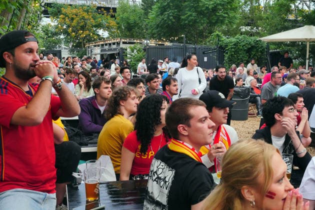 02.07.2026, Berlin - Deutschland. Fußball-WM der Männer, Spanien vs Österreich im Biergarten BRLO am Gleisdreick. *** July 2, 2026, Berlin, Germany: Men s World Cup, Spain vs. Austria at the BRLO beer garden at Gleisdreick