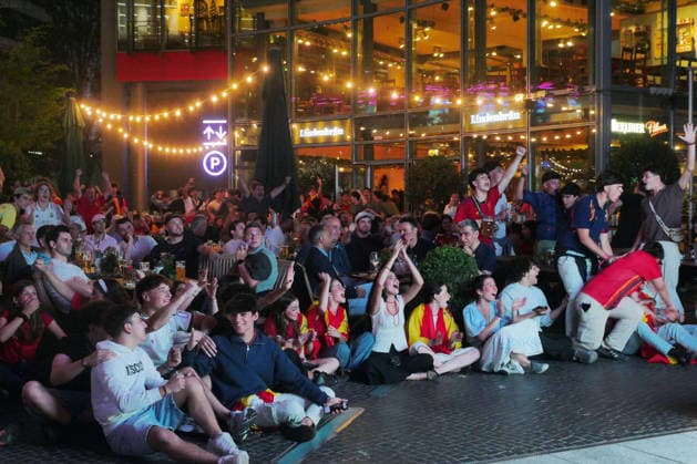 02.07.2026, Berlin - Deutschland. Fußball-WM der Männer, Spanien vs Österreich im Center am Potsdamer Platz. *** July 2, 2026, Berlin, Germany: Men s World Cup, Spain vs. Austria at the Center am Potsdamer Platz