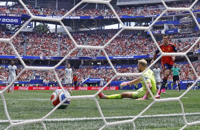 RECORD DATE NOT STATED FIFA World Cup, WM, Weltmeisterschaft, Fussball 2026 - Round of 32 - Spain vs Austria Austria goalkeeper Alexander Schlager (C) concedes teh 3-0 goal during the FIFA World Cup 2026 Round of 32 match Spain against Austria, in Los Angeles, USA, 02 July 2026. INGLEWOOD United States  Copyright: xCHRISTOPHERxTORRESx