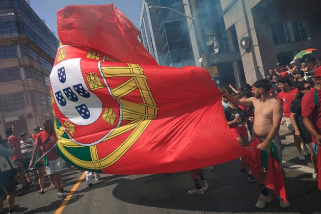 Fans of Portugal walk down a street ahead of the 2026 FIFA World Cup, WM, Weltmeisterschaft, Fussball match between Portugal and Croatia in Toronto, Canada 02 July 2026. Fans cheer in the streets of Toronto !ACHTUNG: NUR REDAKTIONELLE NUTZUNG!  Copyright: xBienvenidoxVelascox AMDEP7883 20260702-55020782319_1