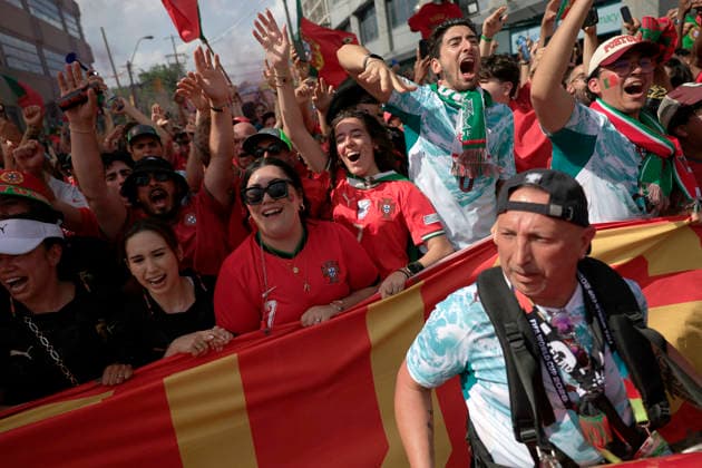 Fans of Portugal walk down a street ahead of the 2026 FIFA World Cup, WM, Weltmeisterschaft, Fussball match between Portugal and Croatia in Toronto, Canada 02 July 2026. Fans cheer in the streets of Toronto !ACHTUNG: NUR REDAKTIONELLE NUTZUNG!  Copyright: xBienvenidoxVelascox AMDEP7884 20260702-55020782321_1