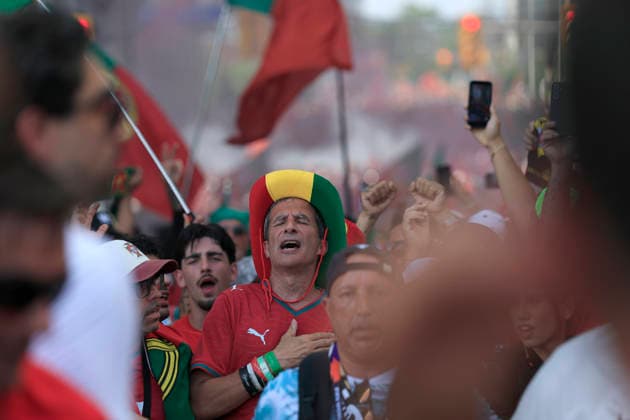 Fans of Portugal walk down a street ahead of the 2026 FIFA World Cup, WM, Weltmeisterschaft, Fussball match between Portugal and Croatia in Toronto, Canada 02 July 2026. Fans cheer in the streets of Toronto !ACHTUNG: NUR REDAKTIONELLE NUTZUNG!  Copyright: xBienvenidoxVelascox AMDEP7897 20260702-55020782322_1