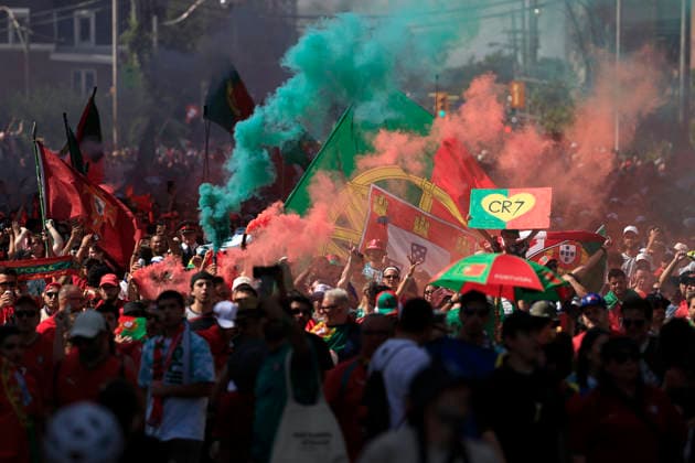 Fans of Portugal walk down a street ahead of the 2026 FIFA World Cup, WM, Weltmeisterschaft, Fussball match between Portugal and Croatia in Toronto, Canada 02 July 2026. Fans cheer in the streets of Toronto !ACHTUNG: NUR REDAKTIONELLE NUTZUNG!  Copyright: xBienvenidoxVelascox AMDEP7901 20260702-55020782325_1