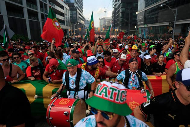 Fans of Portugal walk down a street ahead of the 2026 FIFA World Cup, WM, Weltmeisterschaft, Fussball match between Portugal and Croatia in Toronto, Canada 02 July 2026. Fans cheer in the streets of Toronto !ACHTUNG: NUR REDAKTIONELLE NUTZUNG!  Copyright: xBienvenidoxVelascox AMDEP7893 20260702-55020782326_1
