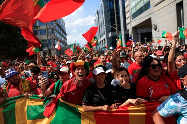 Fans of Portugal walk down a street ahead of the 2026 FIFA World Cup, WM, Weltmeisterschaft, Fussball match between Portugal and Croatia in Toronto, Canada 02 July 2026. Fans cheer in the streets of Toronto !ACHTUNG: NUR REDAKTIONELLE NUTZUNG!  Copyright: xBienvenidoxVelascox AMDEP7889 20260702-55020782328_1