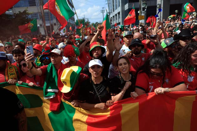 Fans of Portugal walk down a street ahead of the 2026 FIFA World Cup, WM, Weltmeisterschaft, Fussball match between Portugal and Croatia in Toronto, Canada 02 July 2026. Fans cheer in the streets of Toronto !ACHTUNG: NUR REDAKTIONELLE NUTZUNG!  Copyright: xBienvenidoxVelascox AMDEP7888 20260702-55020782329_1