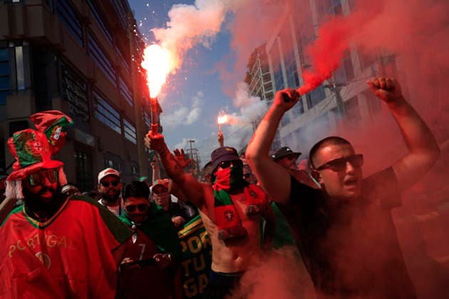 Fans of Portugal walk down a street ahead of the 2026 FIFA World Cup, WM, Weltmeisterschaft, Fussball match between Portugal and Croatia in Toronto, Canada 02 July 2026. Fans cheer in the streets of Toronto !ACHTUNG: NUR REDAKTIONELLE NUTZUNG!  Copyright: xBienvenidoxVelascox AMDEP7887 20260702-55020782331_1