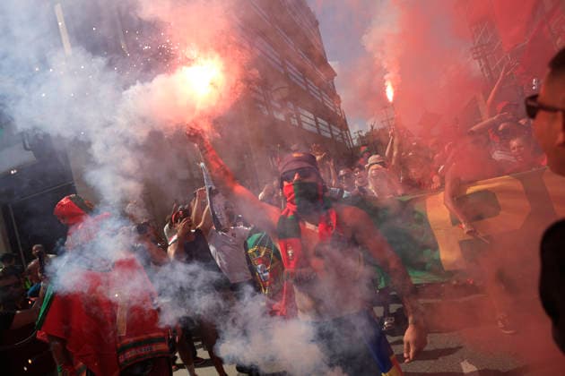 Fans of Portugal walk down a street ahead of the 2026 FIFA World Cup, WM, Weltmeisterschaft, Fussball match between Portugal and Croatia in Toronto, Canada 02 July 2026. Fans cheer in the streets of Toronto !ACHTUNG: NUR REDAKTIONELLE NUTZUNG!  Copyright: xBienvenidoxVelascox AMDEP7885 20260702-55020782333_1