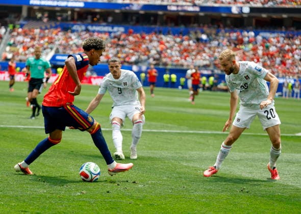 July 02, 2026 Spain forward Lamine Yamal (19) dribbles with the ball as Austria midfielder Marcel Sabitzer (9) and Austria midfielder Konrad Laimer (20) defends during the FIFA World Cup, WM, Weltmeisterschaft, Fussball 2026 round of 32 match between Spain and Austria in Inglewood, California. Mandatory Photo Credit : CSM Inglewood United States of America - ZUMAc04_ 20260702_zma_c04_035 Copyright: xCharlesxBausx