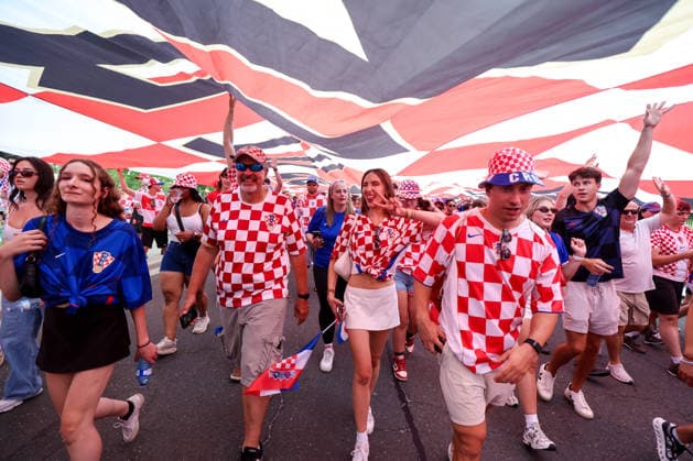 Portugal v Croatia: Round Of 32 - FIFA World Cup, WM, Weltmeisterschaft, Fussball 2026 Thousands of Croatian fans carry a large Croatian flag during a Croatian parade ahead of the FIFA World Cup 2026 Round Of 32 match between Portugal and Croatia at Toronto Stadium on July 2, 2026 in Toronto, Canada.  SanjinxStrukic PIXSELL