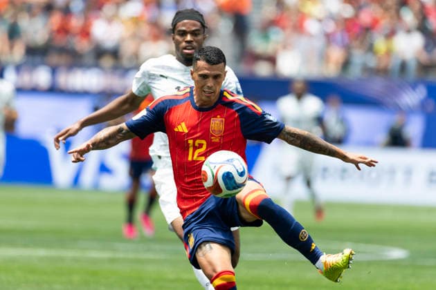 July 2, 2026, Los Angeles, California, USA: SpainÃ¢â‚¬â ¢s Pedro Porro (12) and Austria s Carney Chukwuemeka (17) vie for the ball during the FIFA World Cup, WM, Weltmeisterschaft, Fussball Round of 32 soccer match at SoFi Stadium in Inglewood, Calif., Thursday, July 2, 2026. World Cup 2026: Spain 3:0 Austria  - ZUMAc68_ 20260702_zaf_c68_052 Copyright: xRingoxChiux