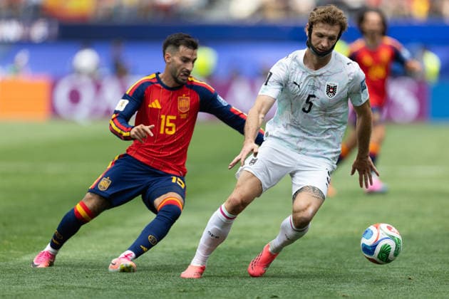 INGLEWOOD, CA - JULY 02: Stefan Posch 5 of Austria controls the ball against Alex Baena 15 of Spain during the FIFA World Cup, WM, Weltmeisterschaft, Fussball 2026 Round of 32 match between Spain and Austria on July 2, 2026 at Los Angeles Stadium in Inglewood, CA. (Photo by Karl Anderson Icon Sportswire) SOCCER: JUL 02 FIFA World Cup 26 Round of 32 - Spain v Austria EDITORIAL USE ONLY Icon272260702003