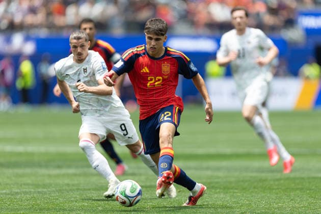 INGLEWOOD, CA - JULY 02: Pau Cubarsi 22 of Spain controls the ball against Austria during the FIFA World Cup, WM, Weltmeisterschaft, Fussball 2026 Round of 32 match between Spain and Austria on July 2, 2026 at Los Angeles Stadium in Inglewood, CA. (Photo by Karl Anderson Icon Sportswire) SOCCER: JUL 02 FIFA World Cup 26 Round of 32 - Spain v Austria EDITORIAL USE ONLY Icon272260702007